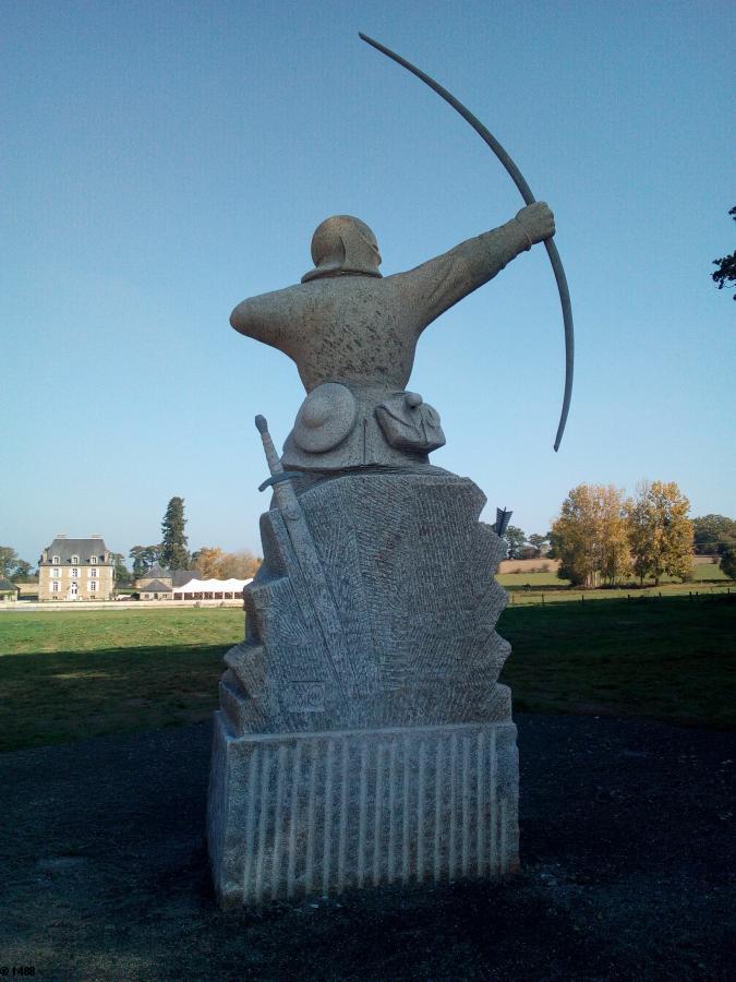 Vue de dos et d'ensemble avec château de la Giraudais