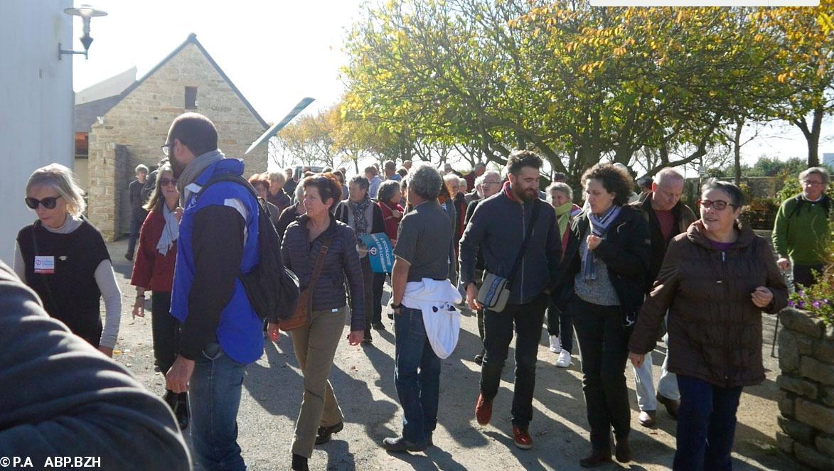 devant la mairie de Plovan