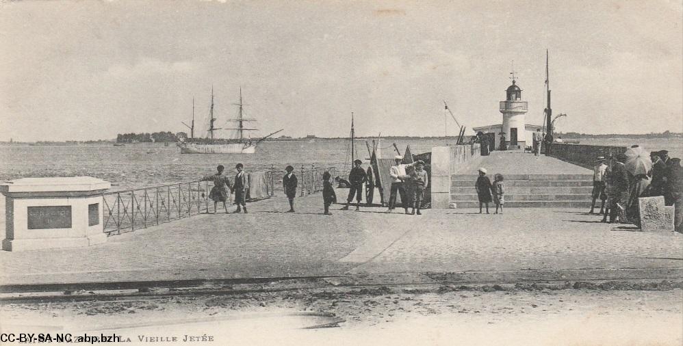 5-Le Vieux Môle de Saint-Nazaire en carte postale.