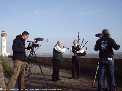 7- Le Vieux Môle de Saint-Nazaire lors d'une scène du film sur Mike Burn, un des rescapés de l'Opération Chariot de 1942. Sonneurs Jean-Paul Le Strat et Guy Le Corre.