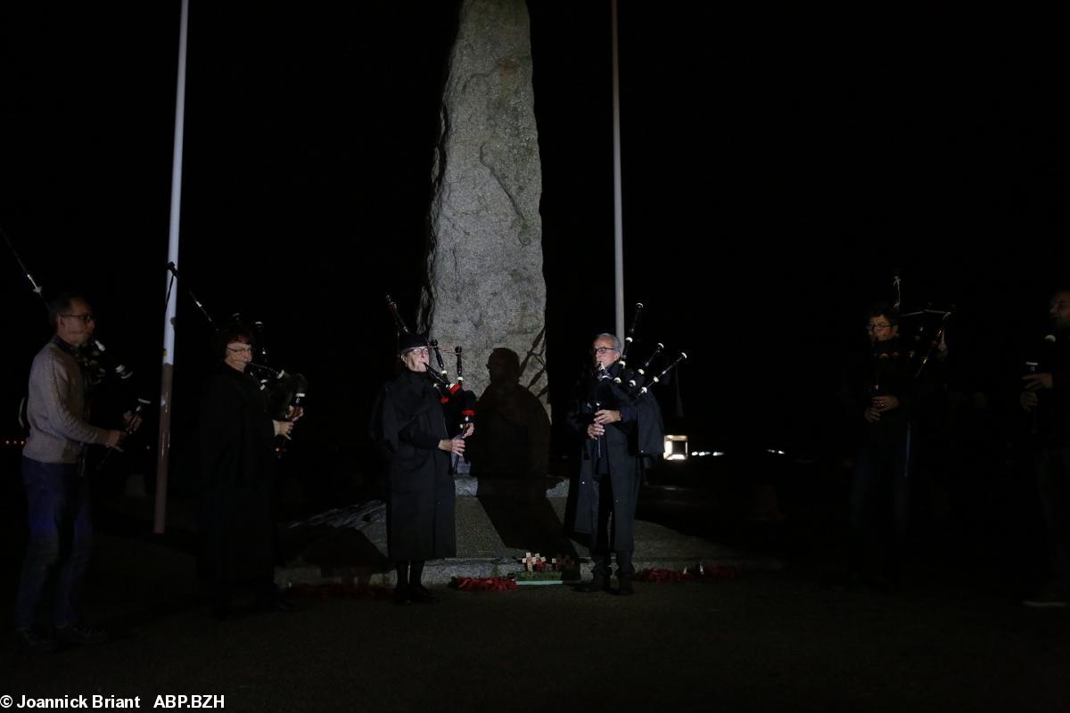 1-Les six sonneurs le 11 novembre à 6 heures du matin devant le Menhir à l'entrée du Vieux Môle de Saint-Nazaire.