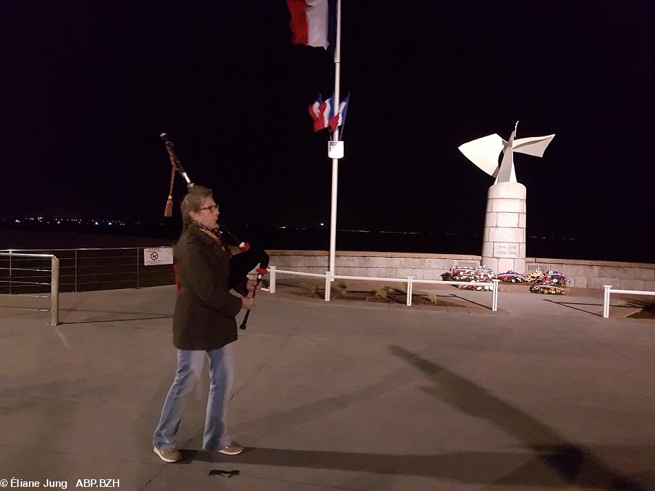 2-À 19 h le 11 novembre 2018, devant le monument aux Morts de Saint-Nazaire.