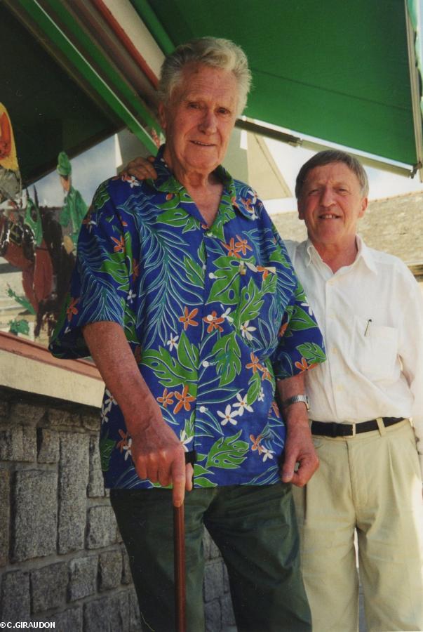 Polig ici avec son ami irlandais Paddy Moloney, fondateur des Chieftains, dans le Pays de Lorient à l'été 2001.