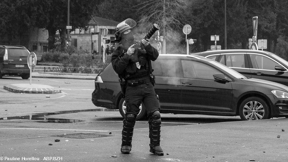 Un CRS tire en l'air une grenade lacrymogène lors de la manifestation des lycéens à Quimper le 13 décembre . On imagine très bien la trajectoire. Le projectile en redescendant  peut très bien atteindre la tête d'un manifestant, voire un oeil. Des manifestants ont eu aussi les testicules éclatés. On imagine le sort d'un foetus recevant un flash ball.