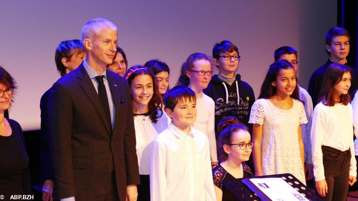 Franck Riester, le ministre de la Culture, et la chorale du collège de La Mézière.