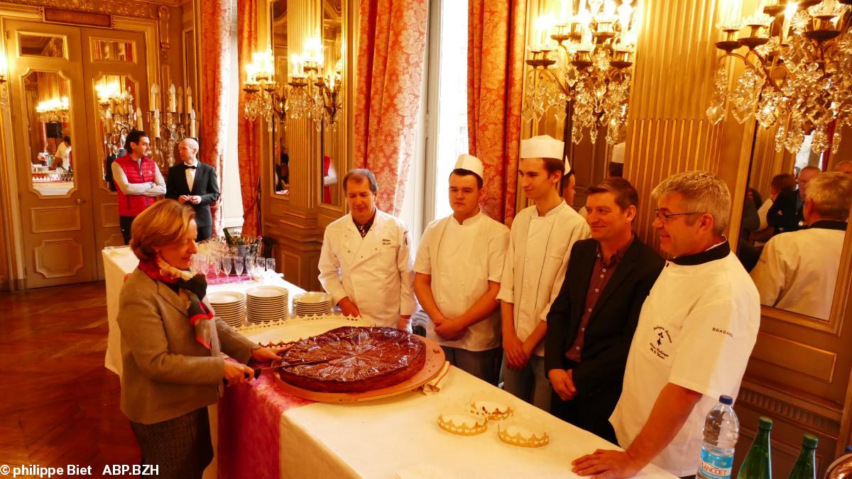 Michèle Kirry, prèfète de la région Bretagne et les apprentis en boulangerie.