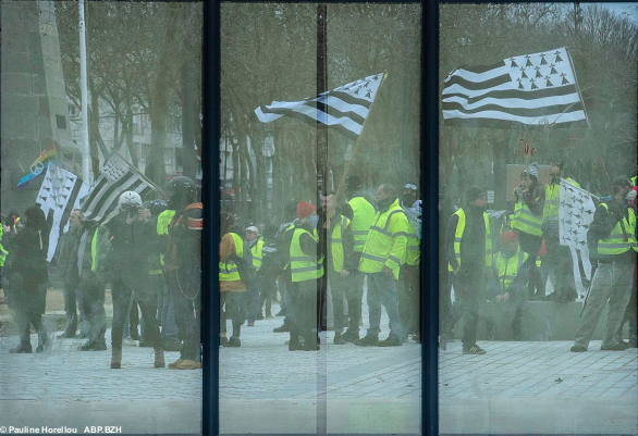 de derrière la vitrine