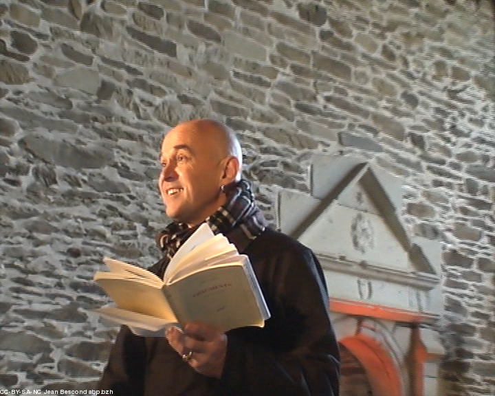 Yann-Fanch Kemener à la  chapelle Ste Catherine à Plounévézel