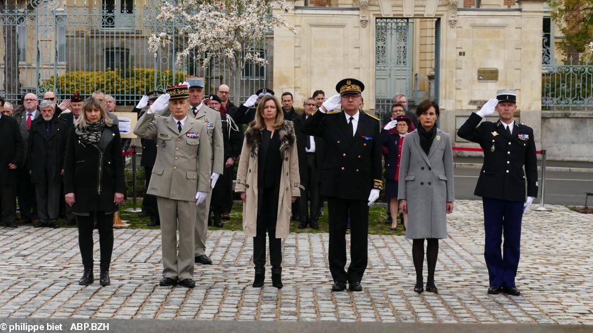 Patrick Dallennes et les autorités civiles et militaires