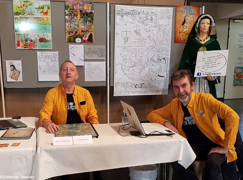 Jean-Luc Blanchard et Jacques Gauvry, à Loudéac, au salon du livre jeunesse, mars 2019. Vous aurez reconnu la duchesse Anne, dans la robe de Nadine Pelliet