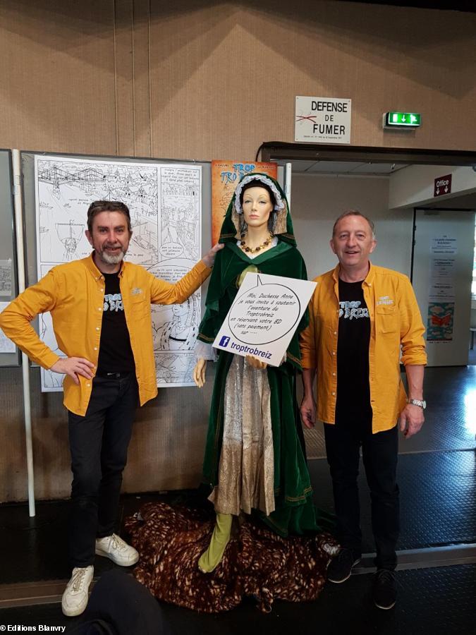 Jean-Luc Blanchard et Jacques Gauvry, à Loudéac, au salon du livre jeunesse, mars 2019. Vous aurez reconnu la duchesse Anne, dans la robe de Nadine Pelliet