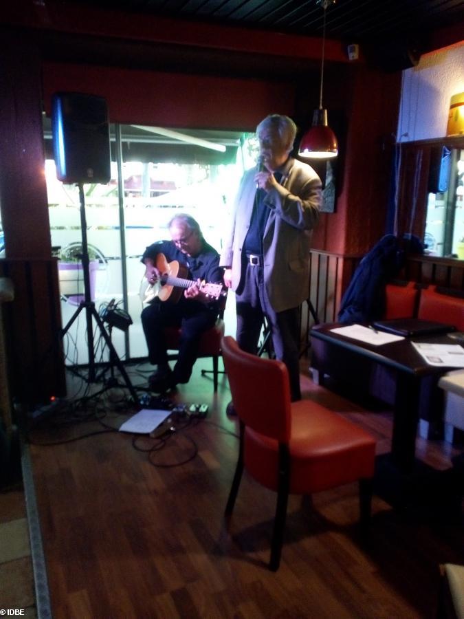 Herve le Borgne au micro, Soïg Siberil à la guitare, octobre 2017 à la Brasserie à Carhaix.