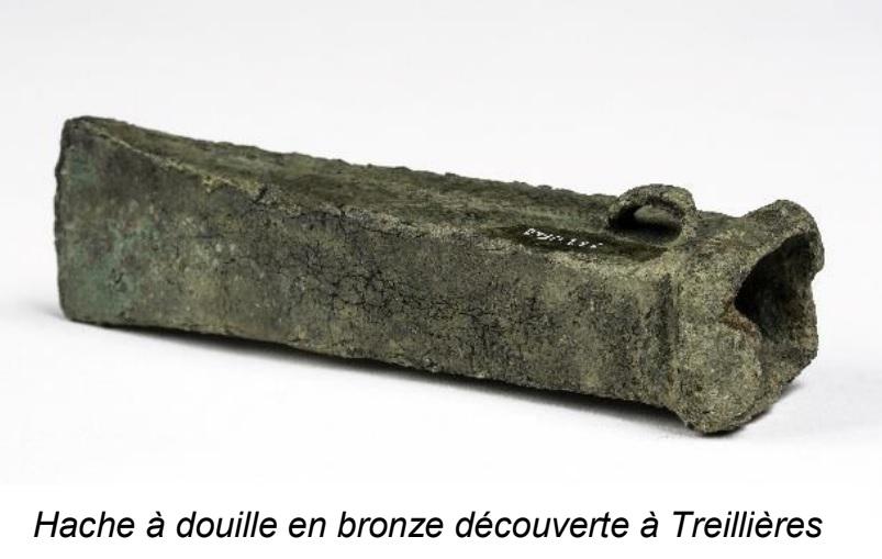 1- Avant les monnaies : Hache à douille en bronze découverte à Treillières (ph. CG44).