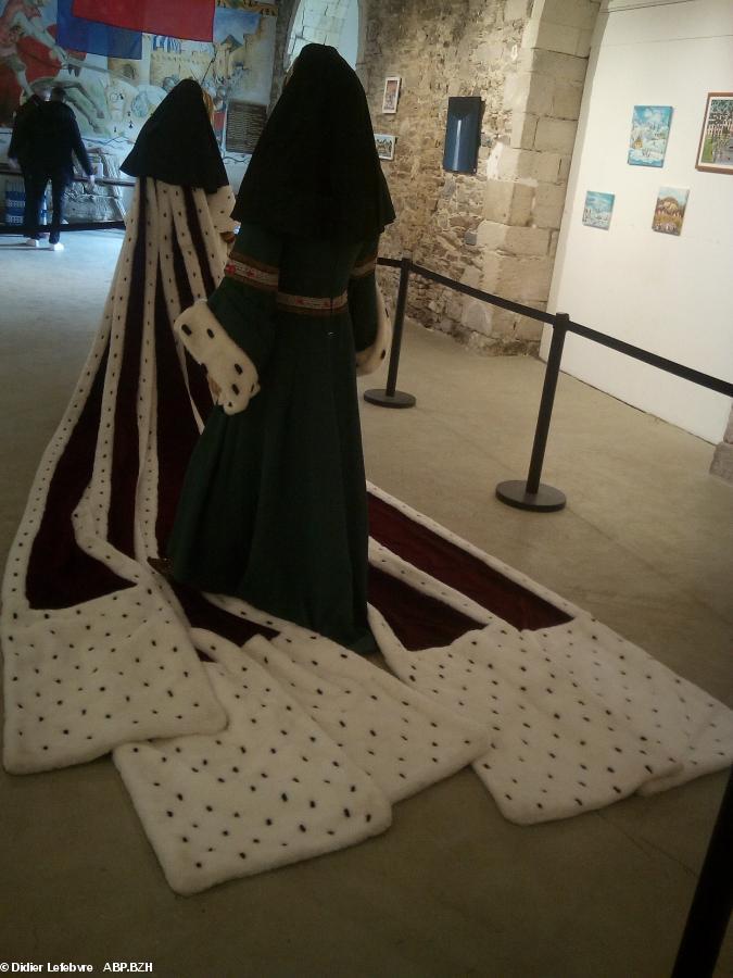 Quand Anne de Bretagne, en robe d'apparat, rencontre la Roumanie à Blain
Inauguration à Blain de l'exposition France-Roumanie. Les robes de la duchesse Anne (créée par Christophe Chauveau sur les plans de Madame de Graeve, pour la 1re au 2nd plan), le clou de l'expo.