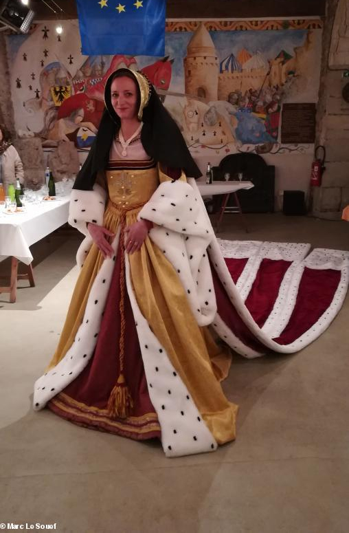 Inauguration à Blain de l'exposition France-Roumanie. La robe de la duchesse Anne (créée par Christophe Chauveau sur les plans de Madame de Graeve), le clou de l'expo. Karine est Anne.