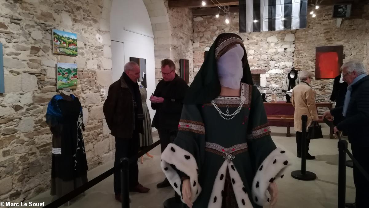 Inauguration à Blain de l'exposition France-Roumanie. La 2nde robe de la duchesse Anne (créée par Christophe Chauveau). Agauche,  Jacky Flipot. Au mur à gauce, des peintures de Mariana Miheut. au fond, une des toiles de Marie-Odile Florin. Costume bretons de Thé O'Fil