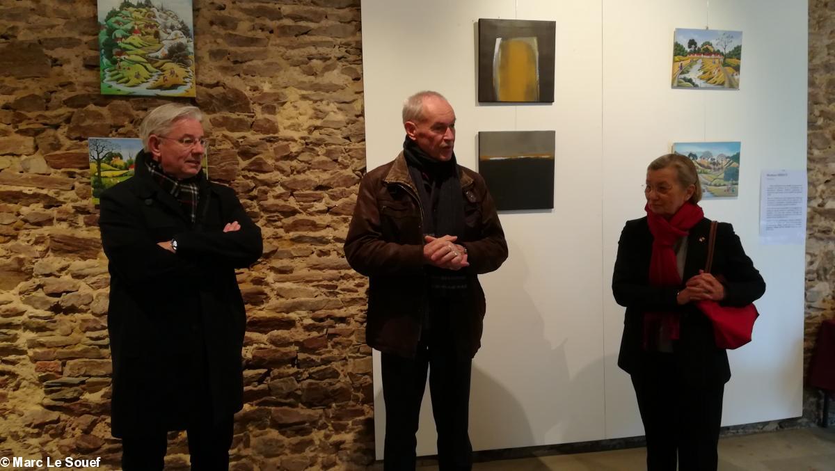 Inauguration à Blain de l'exposition France-Roumanie. La robe de la duchesse Anne (créée par Christophe Chauveau). De g. à d. : Jean-Michel Buf, maire de Blain, Jacky Flippot, adjoint et Marie-Odile Florin, peintre abstraite.