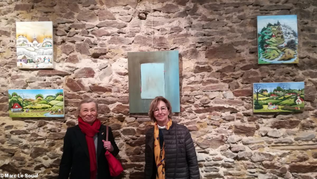 Inauguration à Blain de l'exposition France-Roumanie. à g. :  Marie-Odile Florin, peintre abstraite (une de ses toiles est au milieu, à d. : Daïna Le Noyai, intime de Mariana Mihut, peintre naïve roumaine (les toiles sont sur les côtés)