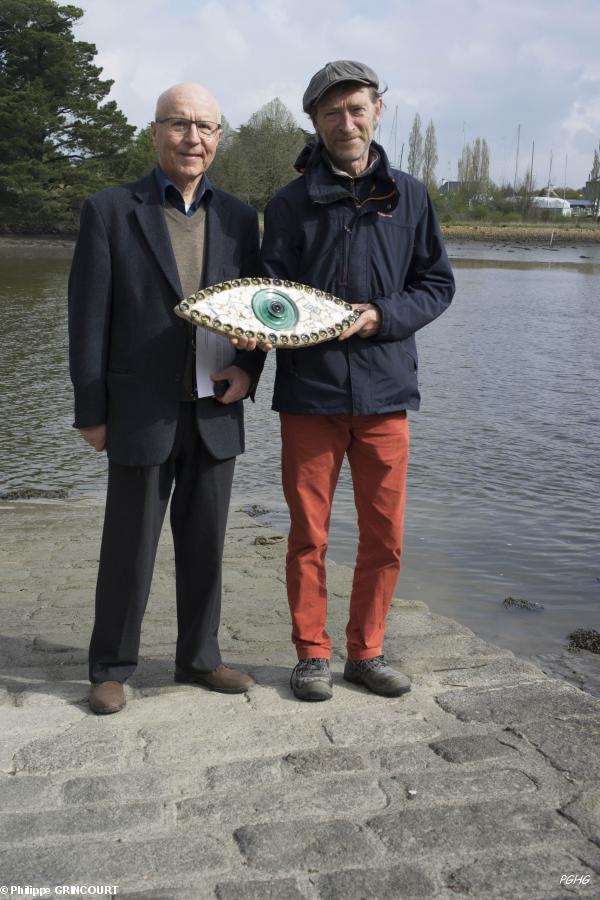 Pierre CHANTEAU artiste plasticien et Bernard LE FLOC'H maire adjoint à la culture lors de la pose de l'oeil de Pont-L'Abbé