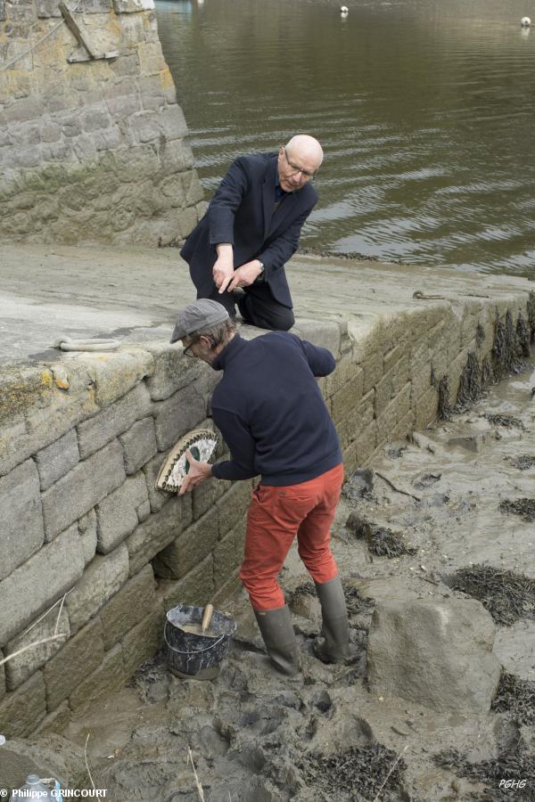 Pierre CHANTEAU artiste plasticien et Bernard LE FLOC'H maire adjoint à la culture lors de la pose de l'oeil de Pont-L'Abbé