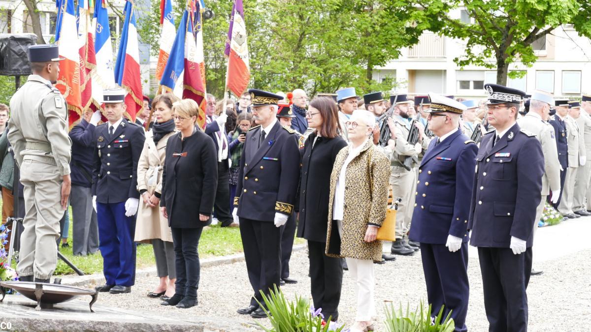 les autorités civiles et militaires