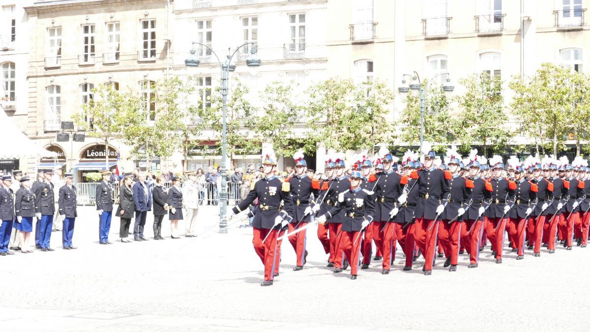 Le détachement  de Saint-Cyr Coëtquidan passent devant les autorités.