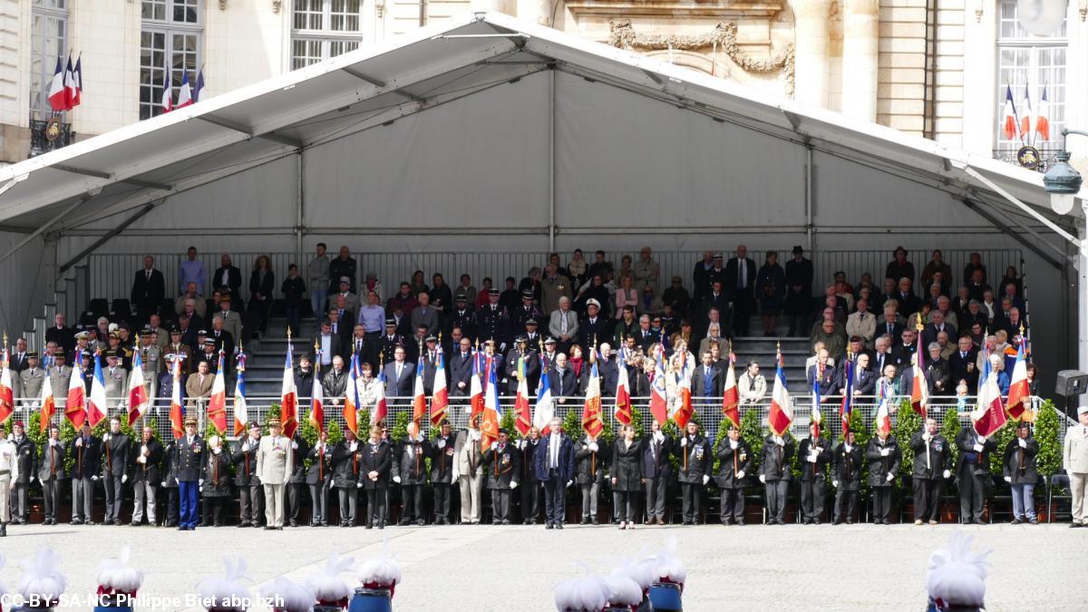 Les porte-drapeaux devant la tribune officielle.