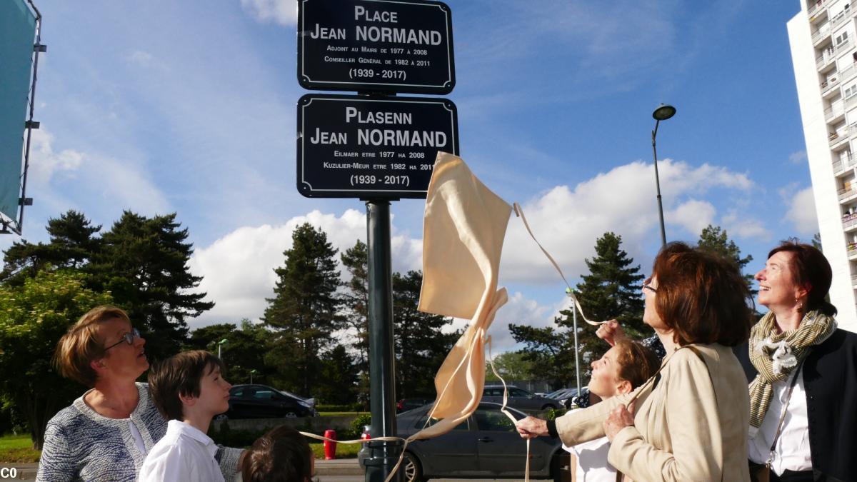 Nathalie Appéré dévoile les plaques bilingues.