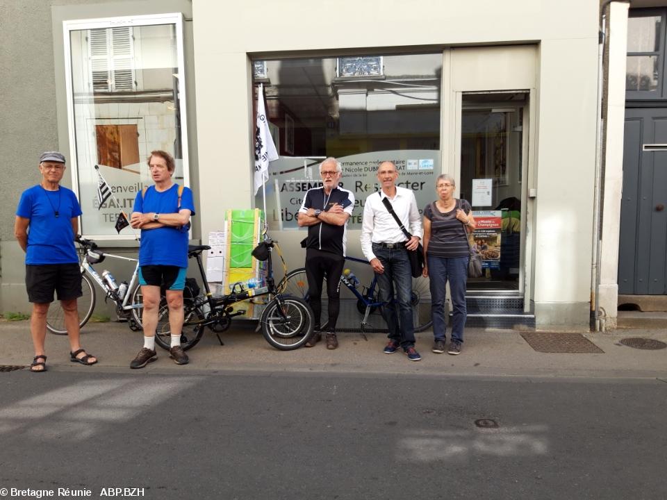 Devant la permanence de Madame Dubré-Chirat, députée du Maine et Loire, à Angers