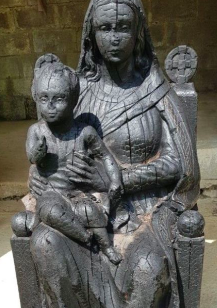 La vierge calcinée ressortie des décombres. Le toît de la chapelle s'est effondré.