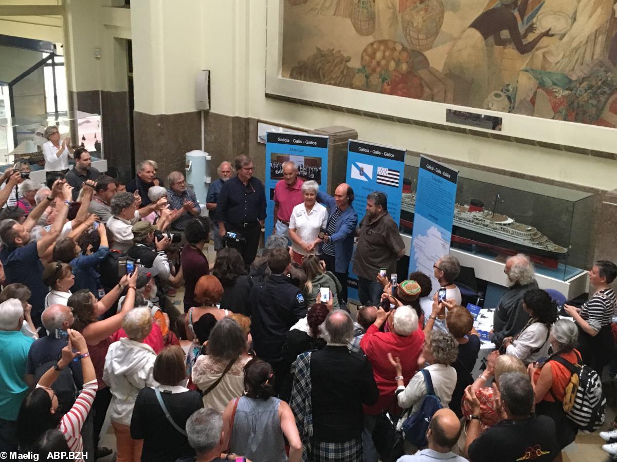 Remise de la médaille de l'ICB à Carlos Nuñez