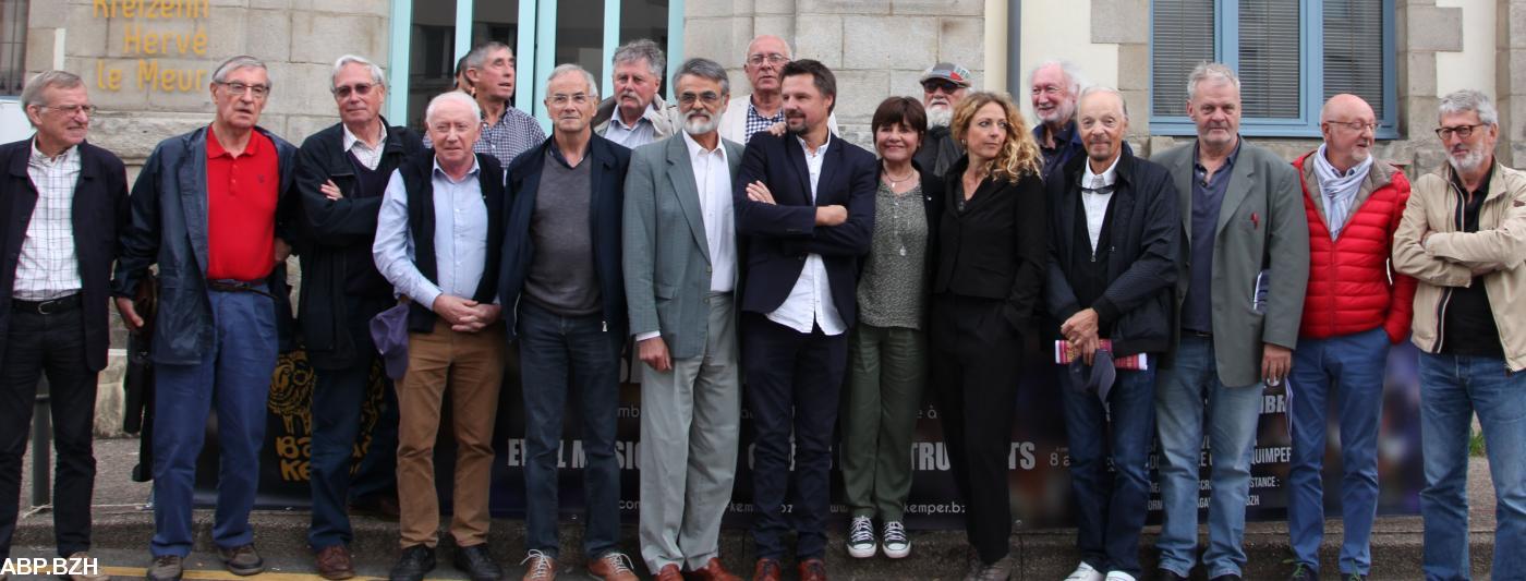 Artistes, auteurs, universitaires pour le respect de la toponymie bretonne en Bretagne : de g. à d. Tangi Louarn, Paolig Combot, Yves Lebahy, Hervé Lossec, Lukian Kergoat ,Alan Ar Gal , Yvon Ollivier, Danièle Novello-Floc'hlay, Nolwenn Korbell, Alan Stivell, Frank Darcel, André Lavanant, Michel Guilloux. Derrière : Jean-Pierre Quéméner, Patrig An Habask, Yann Lukas, Michel Chauvin, Melaine Favennec.