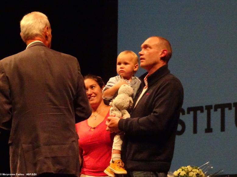 Remise des Colliers de l’Hermine et de la médaille de l’ICB, Opéra de Rennes, octobre 2019. Les Herminés et médaillés . Le petit Fañch et ses parents