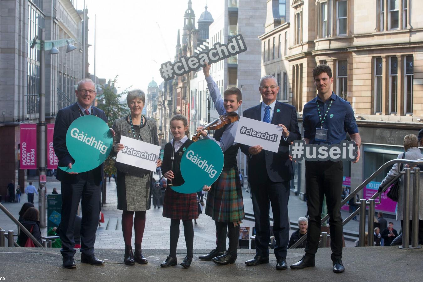 Aled Roberts, Welsh Language Commissioner; Shona MacLennan, Chief Executive of Bòrd na Gàidhlig et Riddell Graham, Directeur à Visit Scotland.