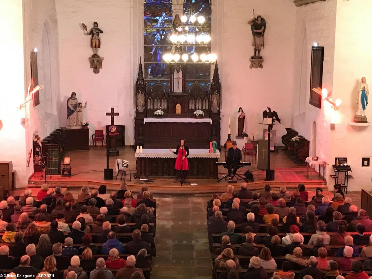 C’est dans la très belle église de Pluvigner que Clarisse Lavanant a fait résonner sa voix cristalline.