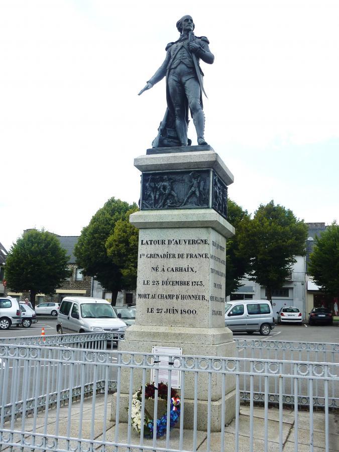 Le  personnage de La Tour d'Auvergne  est utilisé de tous les côtés. Son intérêt pour la langue bretonne en fait un précurseur.