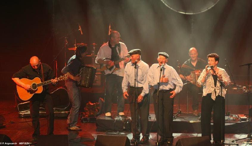 Louise Ebrel sur scène avec Red Cardel, les frères Morvan et les frères Guichen (photo archives ABP)