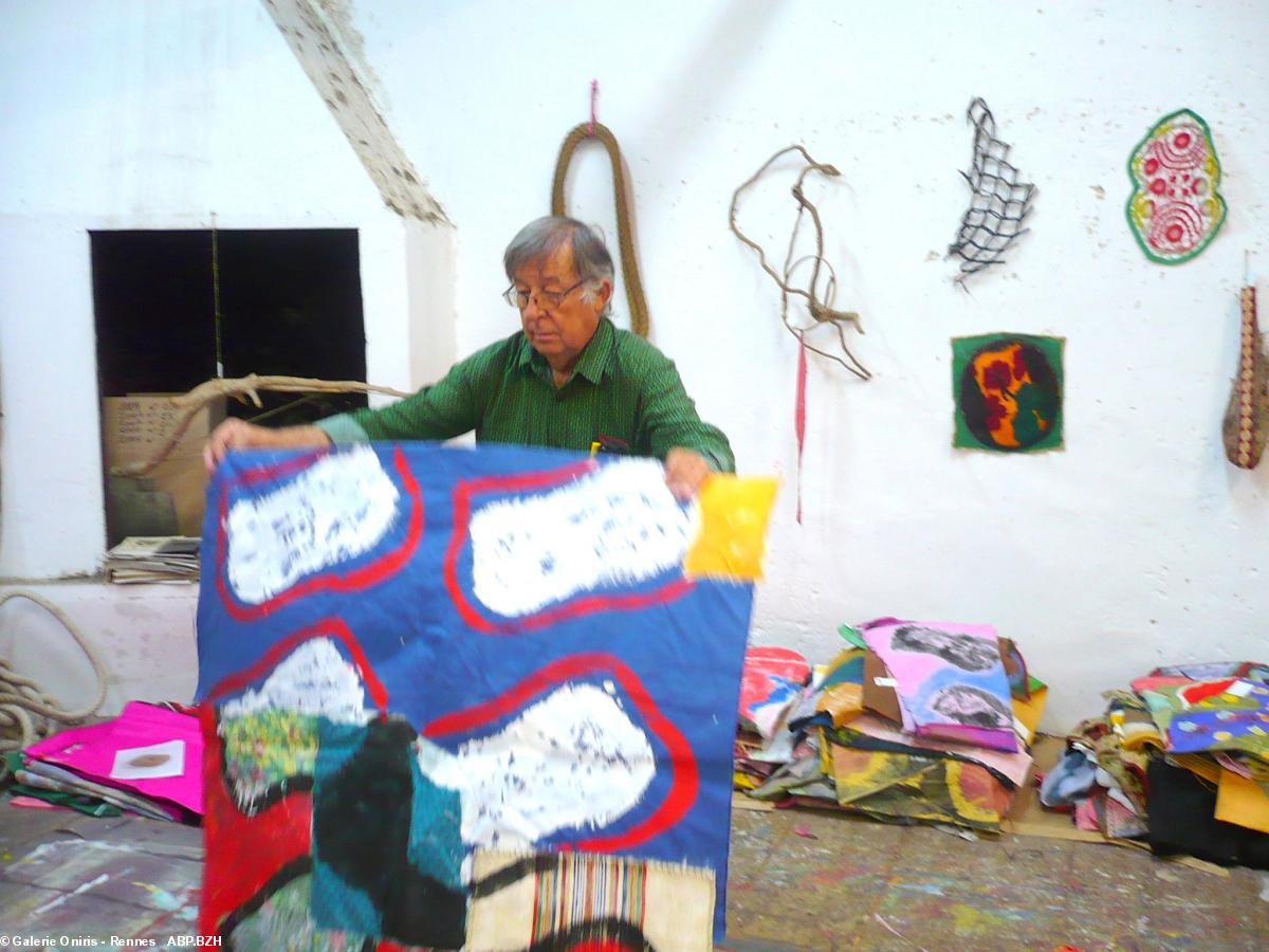 Claude Viallat dans son atelier