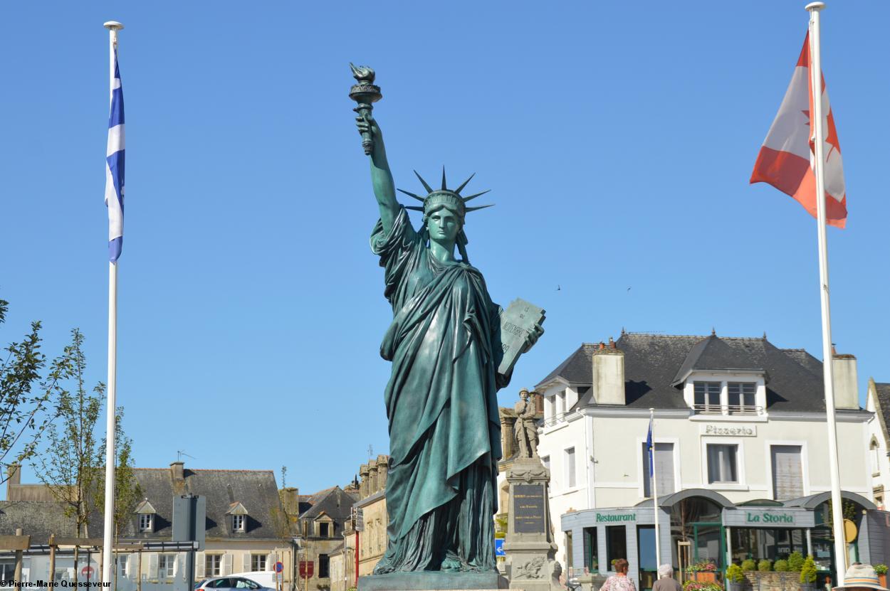 Une nouvelle statue en bronze signée par Auguste Bartholdi a été installée au centre ville de Gourin, capitale de l'émigration bretonne vers les Amériques.