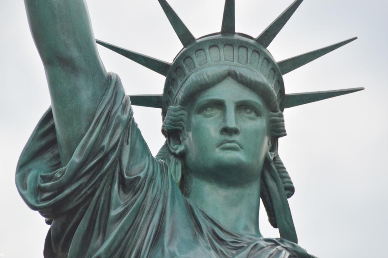 La statue en bronze est le fruit d'une collaboration entre l'association Bretagne Transamerica, la mairie de Gourin et l’Atelier de moulage du Louvre et des musées de France.