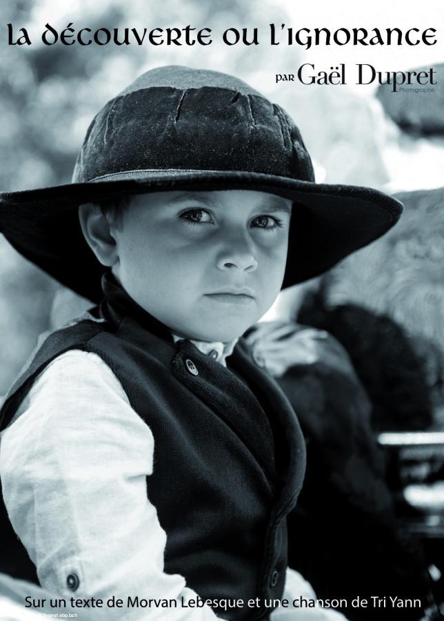 Photo d'un enfant habillé en costume traditionnel breton à l'occasion de la 35ème Noce Bretonne de Noyal-Muzillac