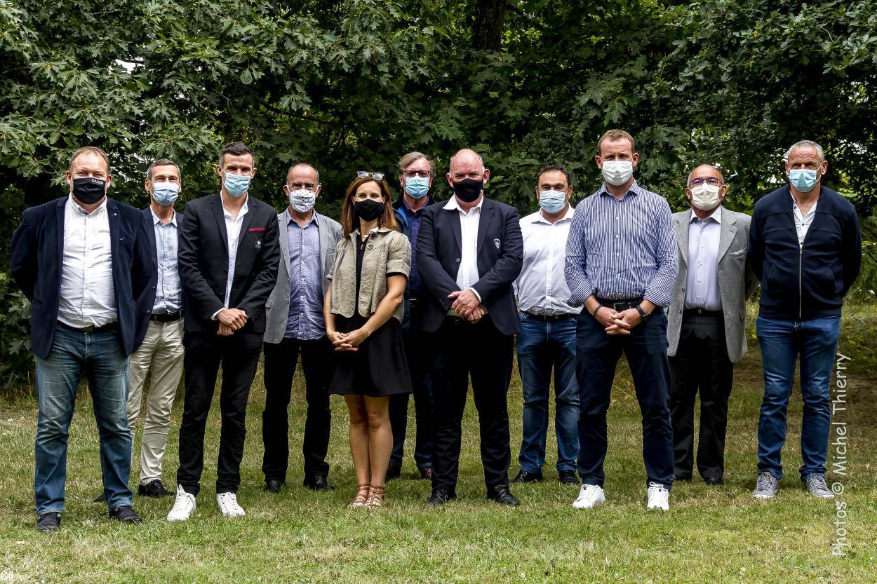 De gauche à droite: Arnaud Toudic (Kalon, En Avant de Guingamp), Malo Bouessel du Bourg (Produit en Bretagne), Romain Danzé (Stade Rennais), Jean-Michel Le Boulanger (Vice-président Conseil régional), Leslie Le Gall (Sonerion), Jacques-Yves Le Touze (Comité Bro Gozh), Grégory Pelleau (Stade Brestois), Pierre Pouliquen (Vice-président Conseil régional), Samule Lothoré (FC Lorient), Jean Nezou (La Nuit des Etoiles), Goulven Julien (La Nuit des Etoiles. Excusés: Julien Boucher (Stade Rennais), Baptiste Huriez (FC Nantes) .