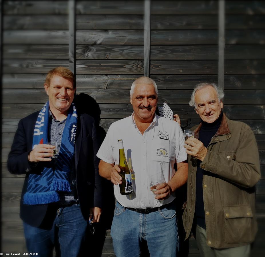 Martin Michel, Directeur Général du R.C.V, Philippe Chéneau, président du C.V.B, en compagnie de Patrick Mahé, conseiller municipal et responsable du rayonnement international de Vannes, dégustent un muscadet breton sur le parking de l'Athanor, le traditionnel cocktail de l'I.C.B n'ayant pu se tenir à l'intérieur en raison des mesures sanitaires. 