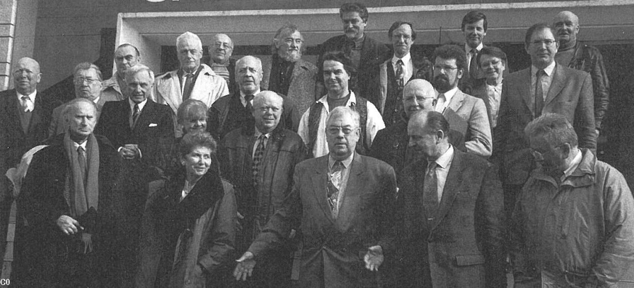 Les Bretons à la sortie d’une réunion de travail à Ploërmel pour rédiger la Charte culturelle de Bretagne . De gauche à droite, en partant du premier rang : Michel Bohuon, Yvonne Sauvet, Yvonig Gicquel, Pierre Le Treut, Pierre Loquet. Au second rang : Jean-Baptiste Lelièvre, Raymond Lebossé, Jean Cévaër, Sylvie Blottière, Henri Le Breton, André Lepape. Au troisième rang : Yves Rouger, Jean franco, Philippe Le Sellier, Patrick Le Goarnig, Éric Drouart, Bernard Le Nail. Au dernier rang, Michel Denis, Michel Chauvin, Alain Decaux, Tangi Louarn, Emmanuel Salmon-Legagneur, Suzanne Ferard, Pierre Bernard.  Lena Louarn n’est pas sur la photo car elle l’a prends. Parue dans la revue Sterenn, n°6, mars 1997