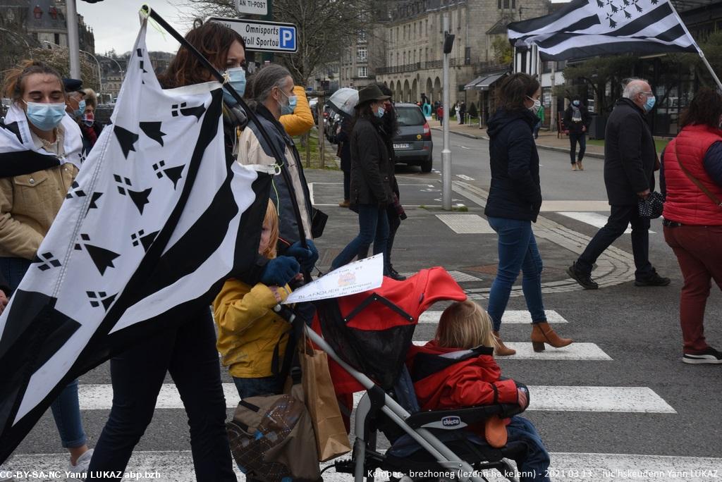 Kemper, manifestadeg  evit ar brezhoneg (13vet a viz meurzh 2021). Dibunadeg. .Ar mammoù hag ar maouezed.