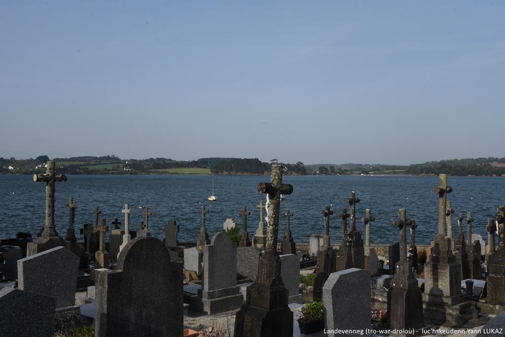 Landevenneg e gourenez Kraozon:  bered ar barrez / cimetière marin du bourg de Landévennec