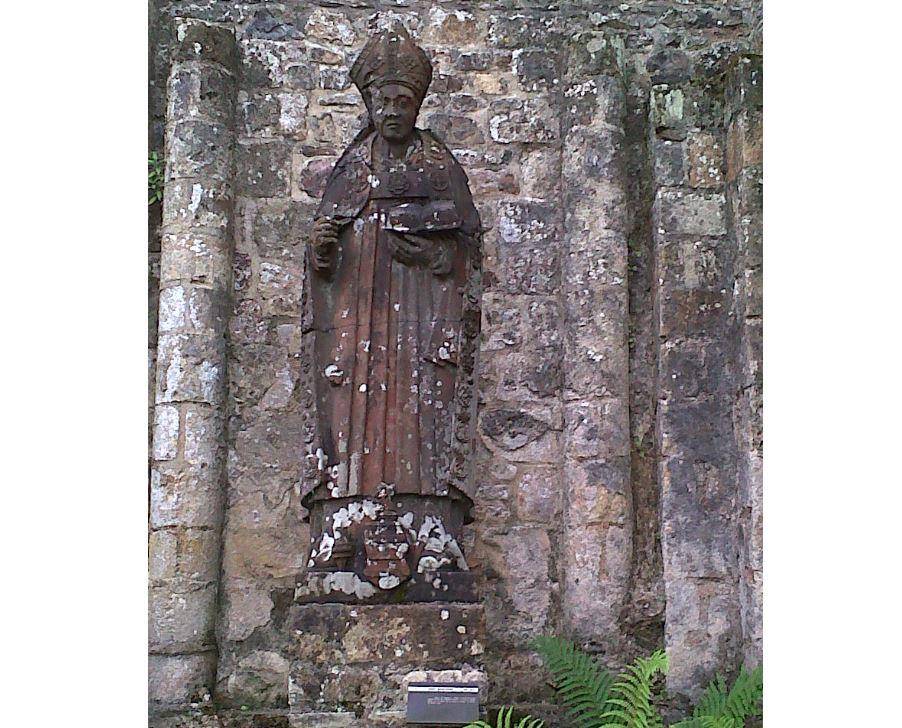 Landevenneg e gourenez Kraozon:  statue de Saint Guénolé (ancienne abbaye) /  skeudenn Sant Wenole (dismantroù an abbati kozh)