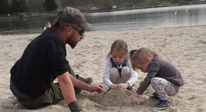 Jonathan Le Bris avec ses enfants (photo archives ABP)