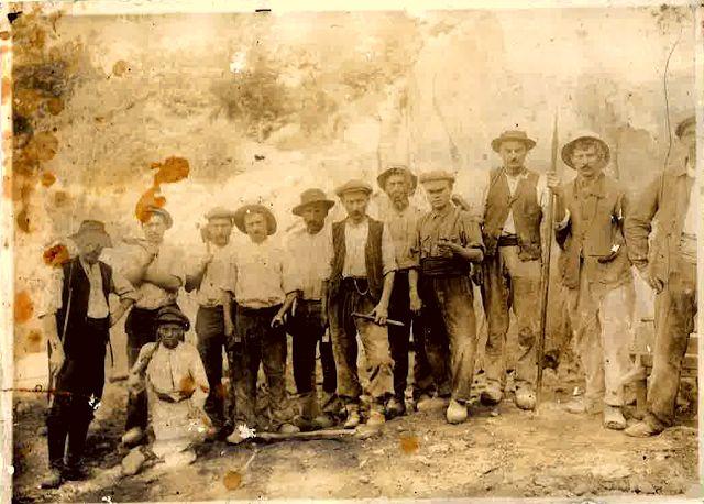 photo ancienne d'un groupe d'ouvriers du granit, une activité jadis très importants dans le Coglais