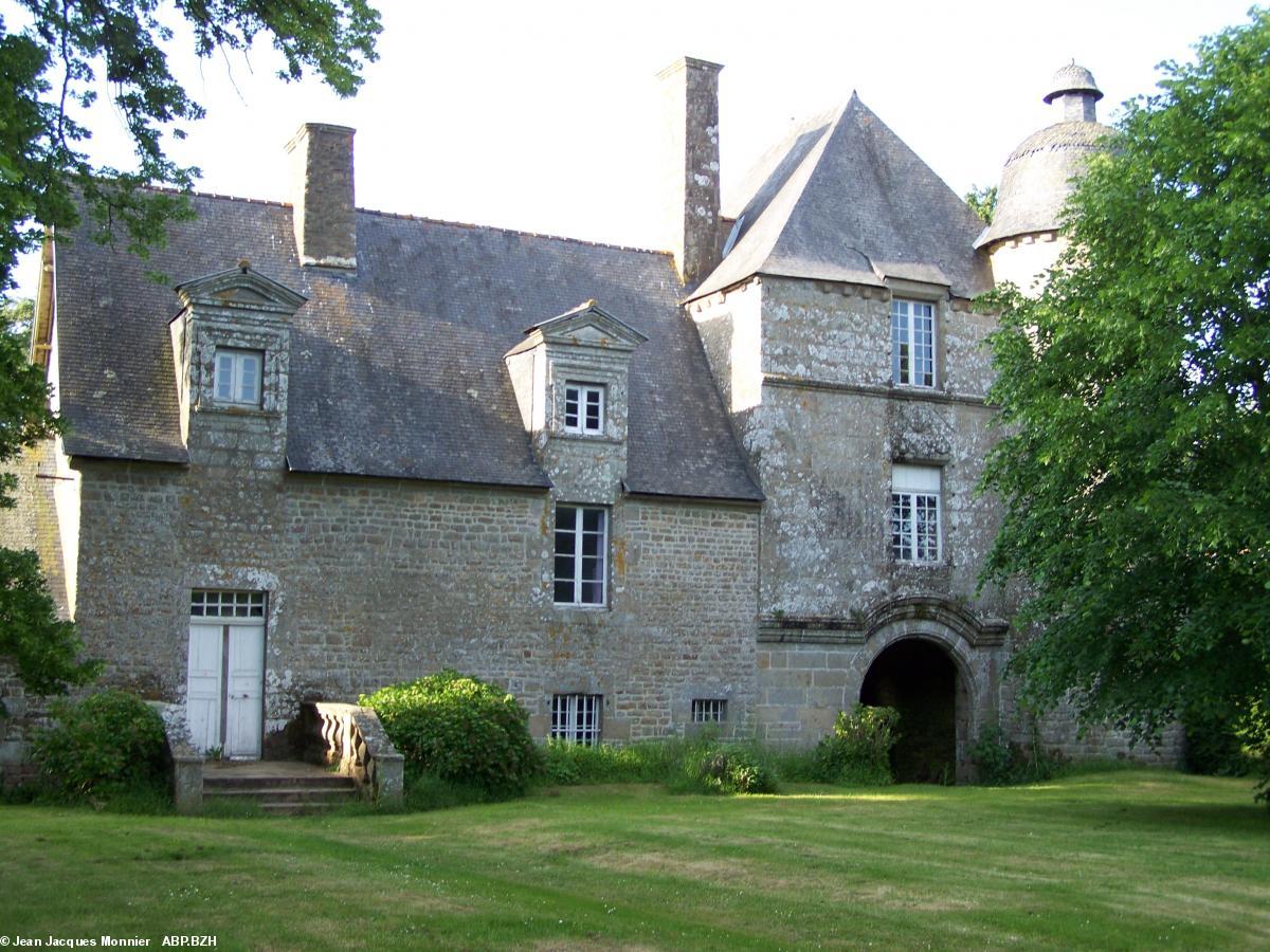 Un des nombreux châteaux que recèle le Coglais.